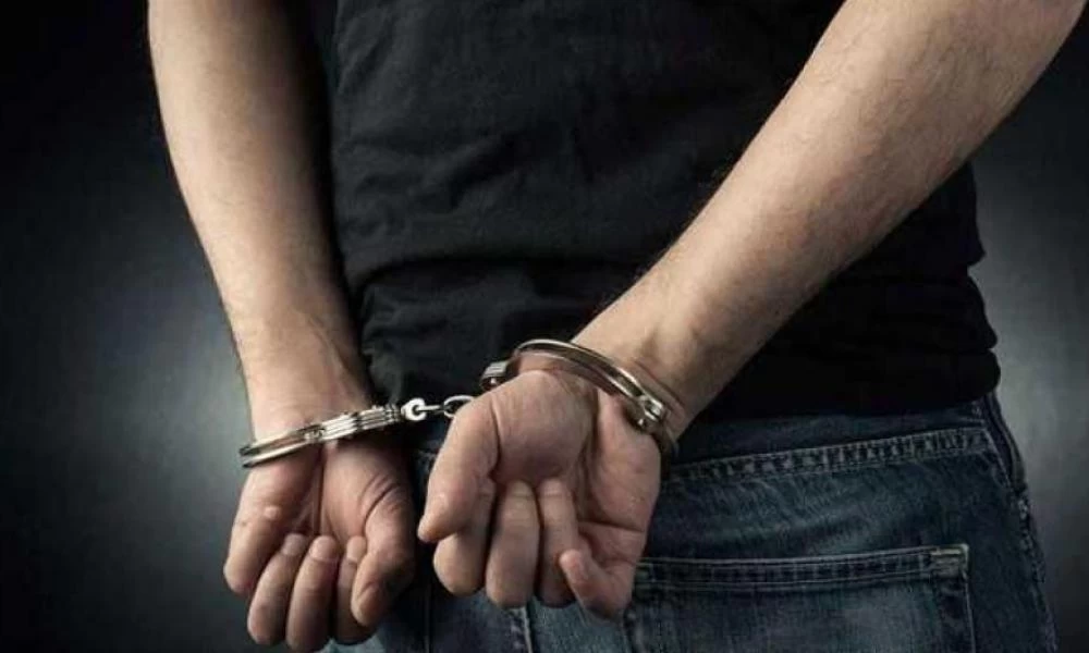 Σοκ στην Άνω Γλυφάδα: Με χειροπέδες γνωστός λαϊκός τραγουδιστής